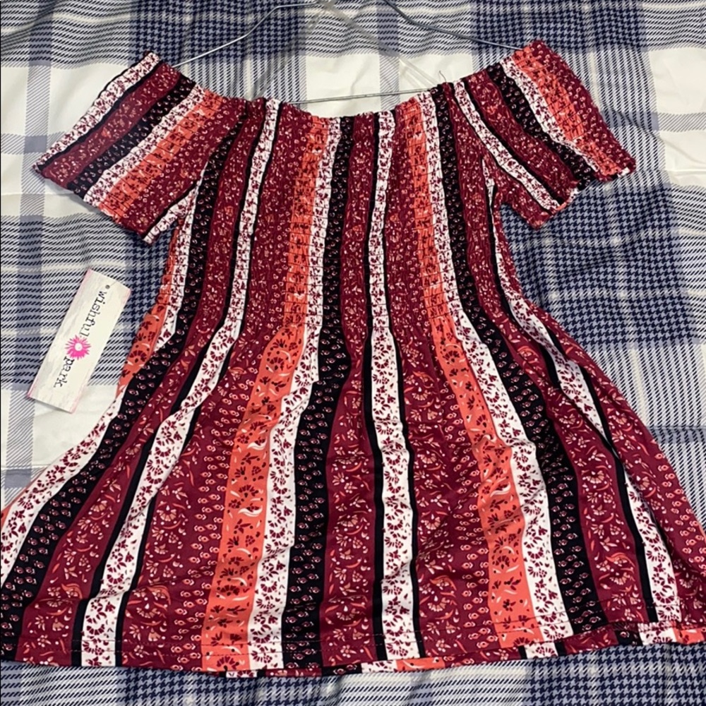 (New) Off the shoulder shirt with tags